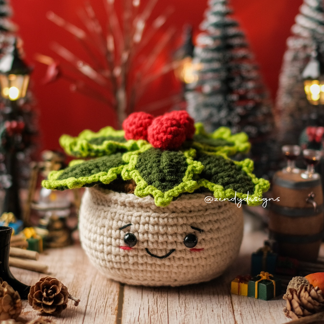 Smiley Holly Berry Pot