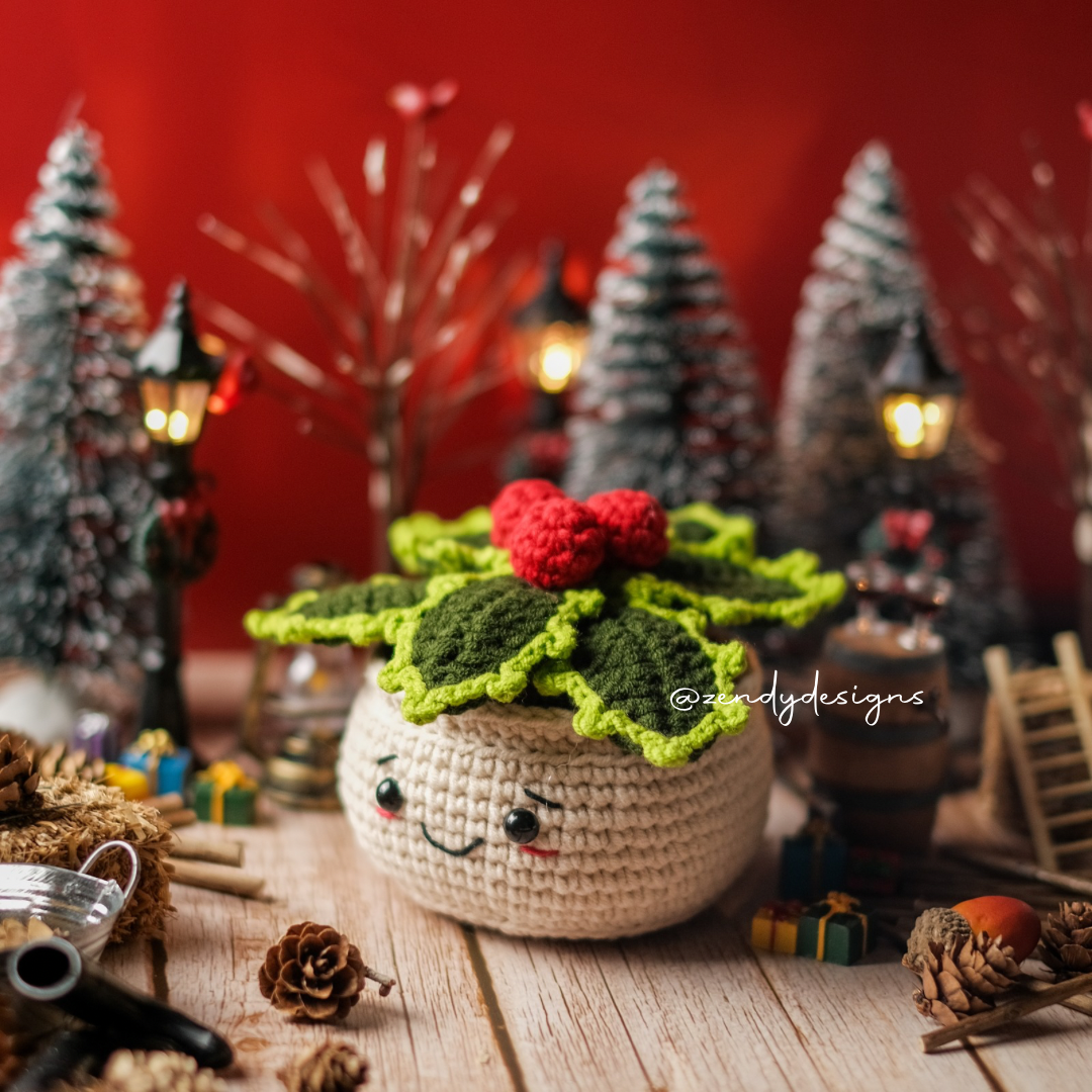 Smiley Holly Berry Pot